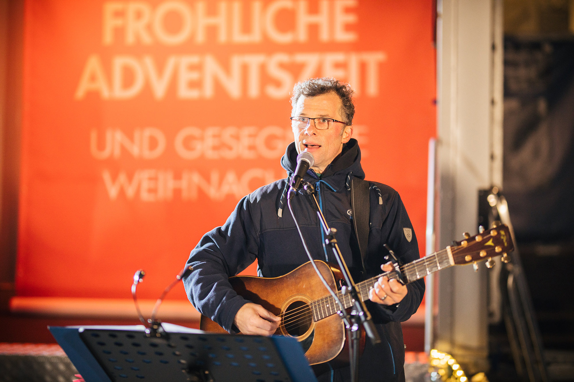 Johannes Müller vor der Mobilen Kirche Bremen